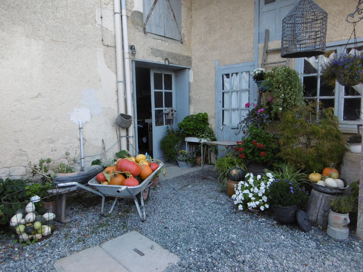 Les 2 Madeleine Bed & Breakfast Saint-Saturnin-du-Bois Eksteriør bilde