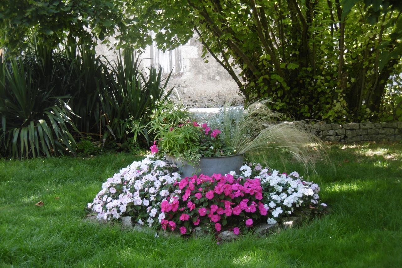 Les 2 Madeleine Bed & Breakfast Saint-Saturnin-du-Bois Eksteriør bilde
