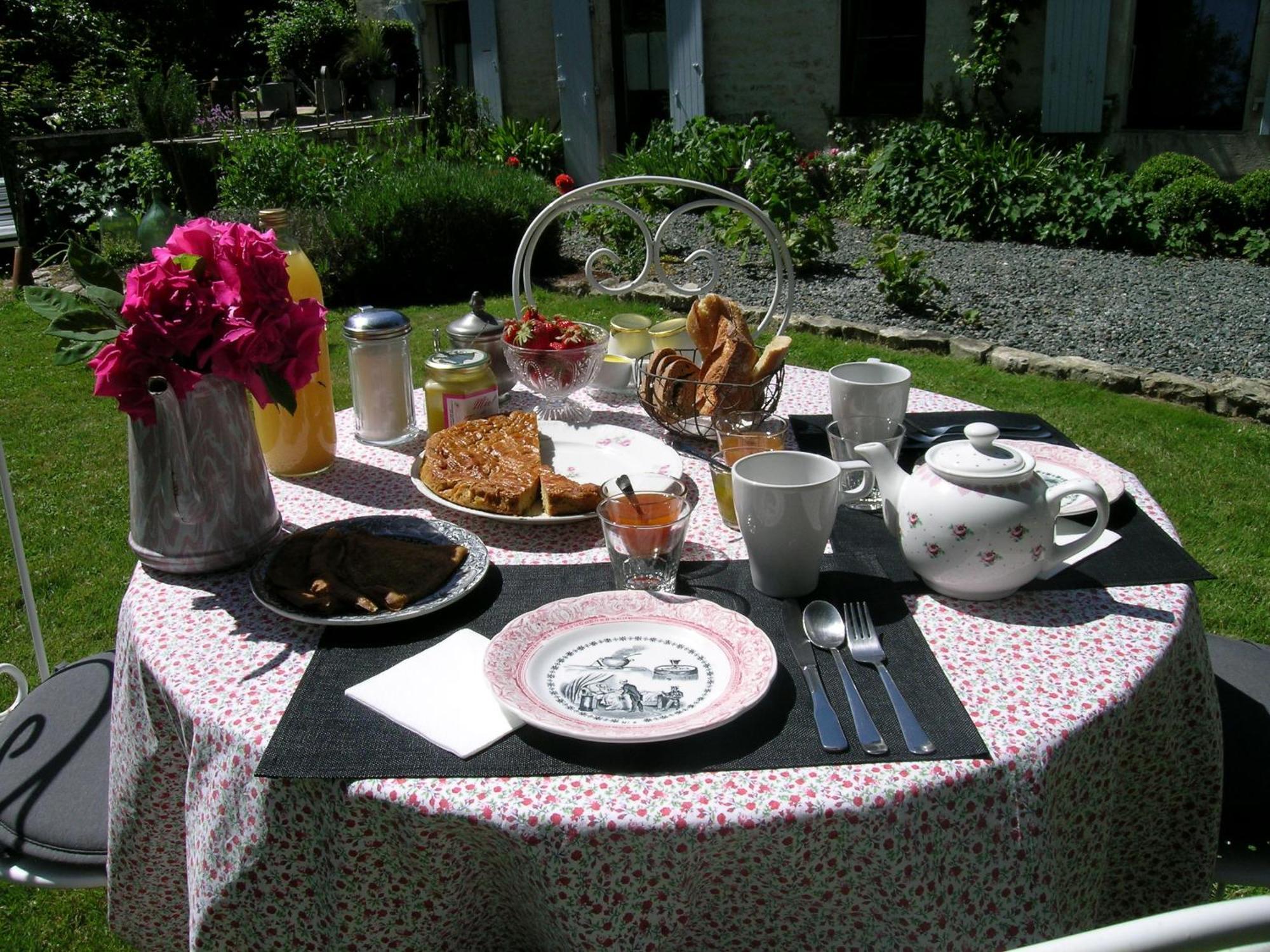 Les 2 Madeleine Bed & Breakfast Saint-Saturnin-du-Bois Eksteriør bilde