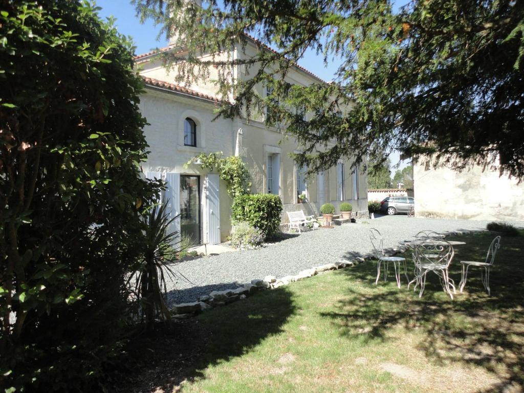 Les 2 Madeleine Bed & Breakfast Saint-Saturnin-du-Bois Eksteriør bilde